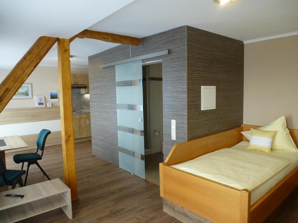 Postel nebo postele na pokoji v ubytování Hotel-Gasthof "Zum Bartl"