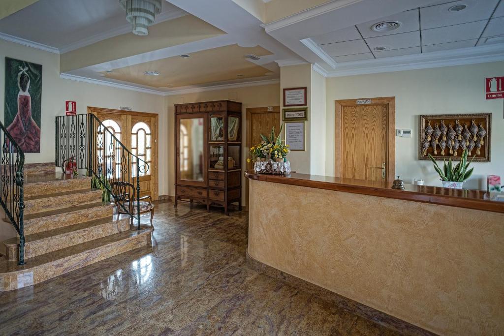 un hall avec un bar et des escaliers dans un bâtiment dans l'établissement Hotel La Posada, à La Palma