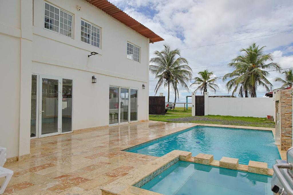 Bazén v ubytování Palenque Beachfront Mini Resort nebo v jeho okolí