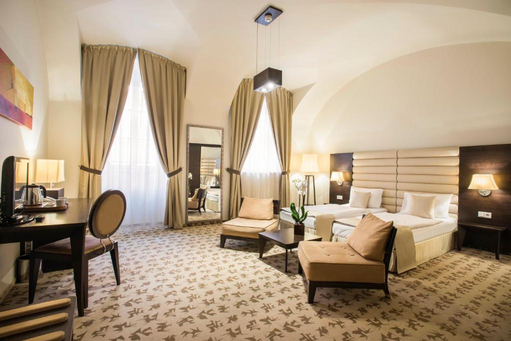 Postel nebo postele na pokoji v ubytování Buda Castle Hotel Budapest