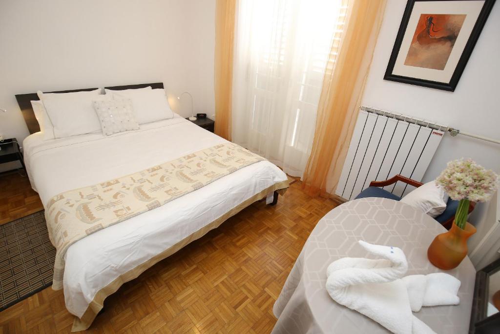 Posteľ alebo postele v izbe v ubytovaní Prokonzul 2BR apartment in old town