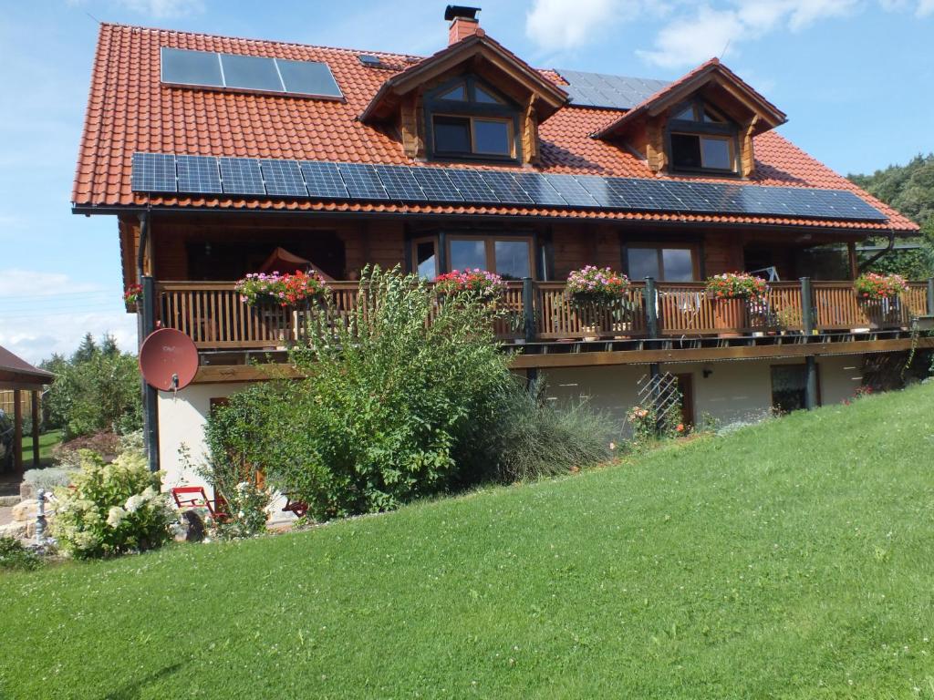 een huis met zonnepanelen op het dak bij Holzhaus "Miri" in Pirna