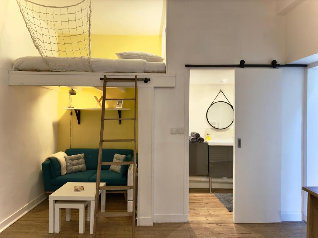 Cette chambre dispose de lits superposés et d'un canapé. dans l'établissement Studio cosy, proche gare, à Nantes