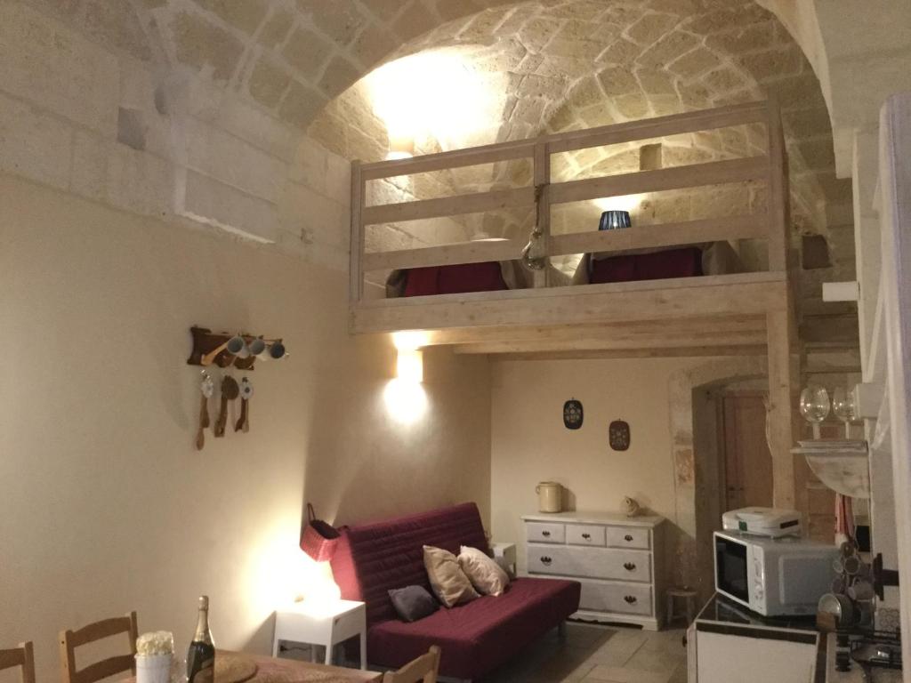 奧斯圖尼的住宿－Casette O5funi dei Mastri Funai，客厅,在房间设有高架床
