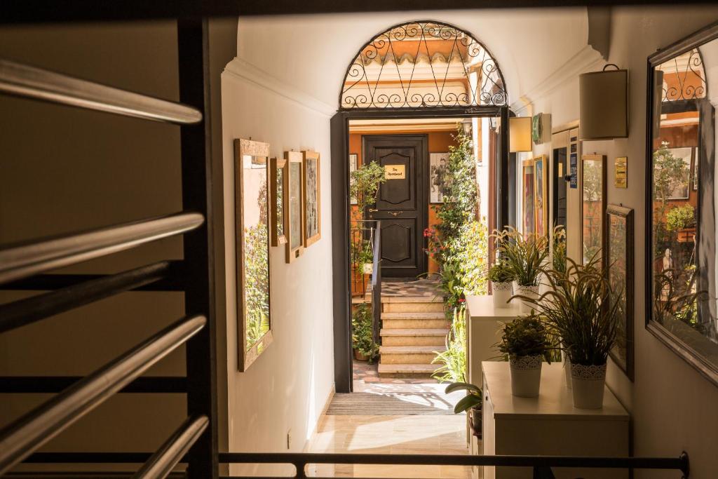 - l'entrée d'une maison avec une arche et des escaliers dans l'établissement Hotel Modigliani, à Rome