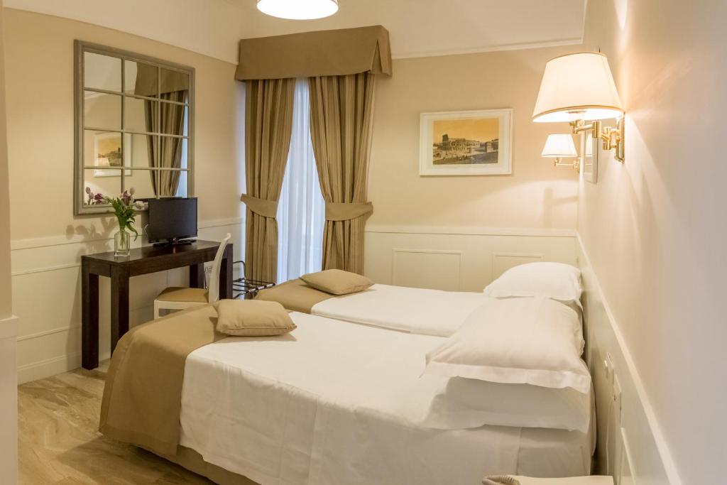 A bed or beds in a room at Hotel Modigliani
