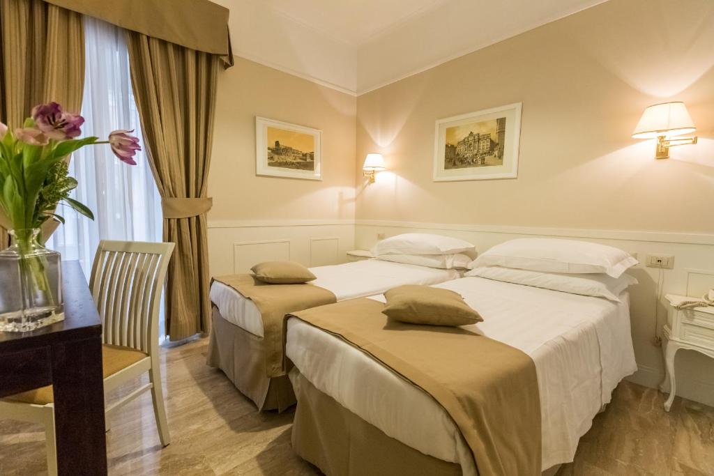 A bed or beds in a room at Hotel Modigliani