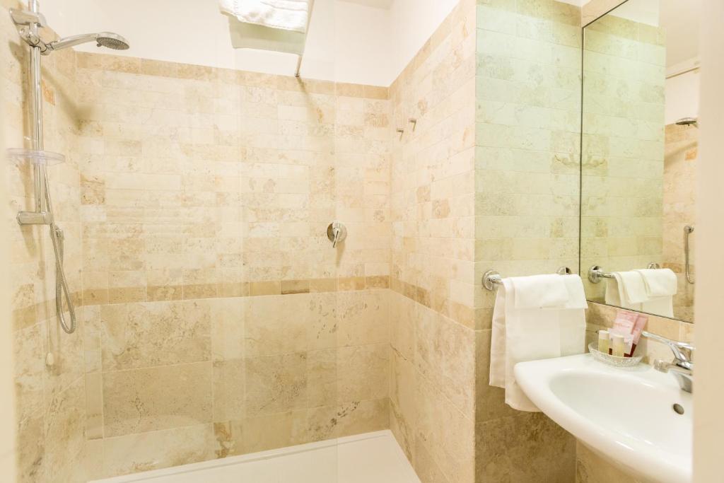 A bathroom at Hotel Modigliani