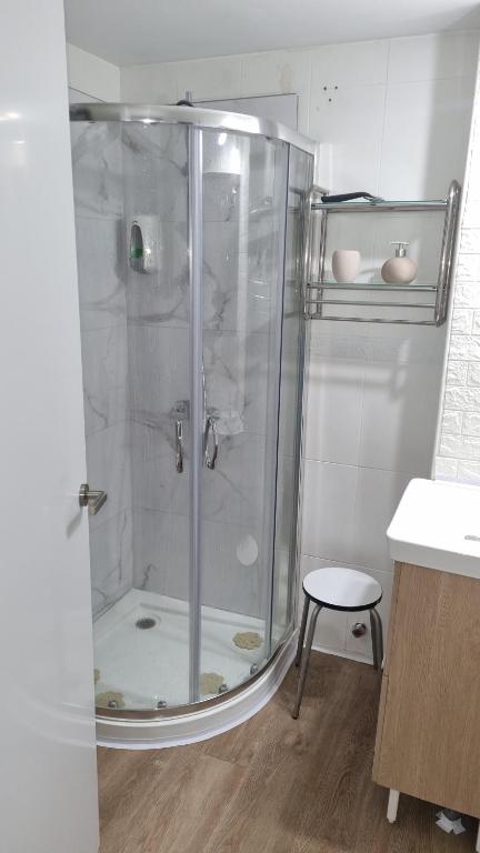 una doccia con una porta in vetro in un bagno di Apartamento 309 frente al mar en Alcossebre ad Alcossebre