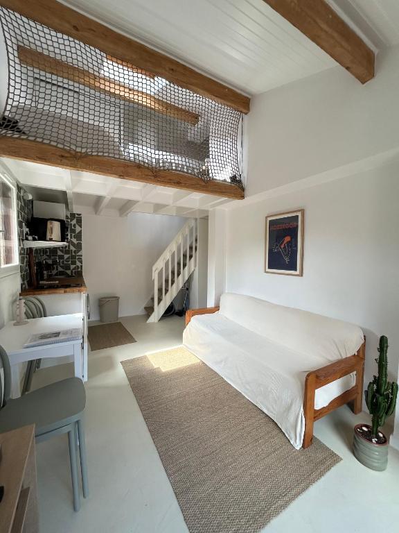 une chambre avec un lit et un bureau dans l'établissement SLOW - Hossegor, océan & lac à pieds, à Capbreton