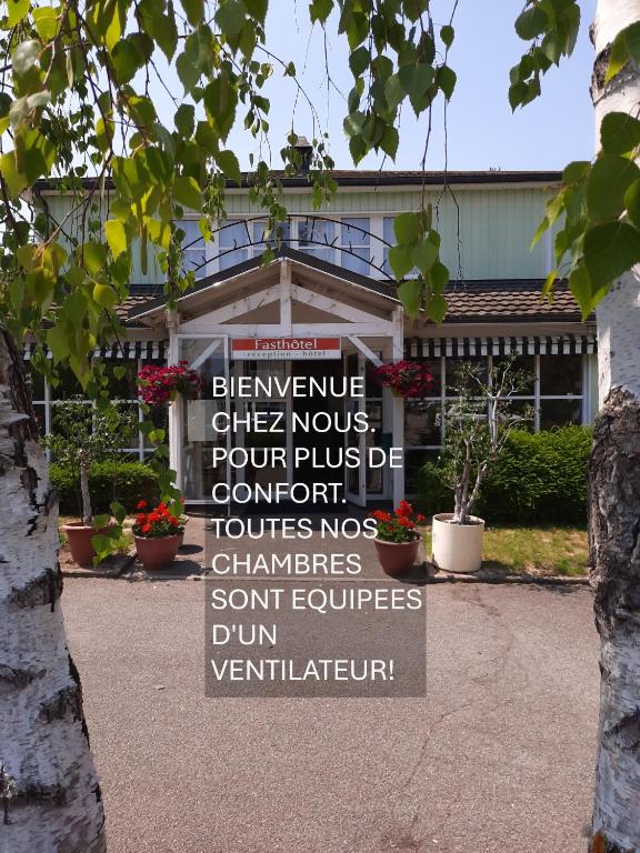 un panneau devant un bâtiment dans l'établissement Fast Hotel Colmar Houssen, à Houssen