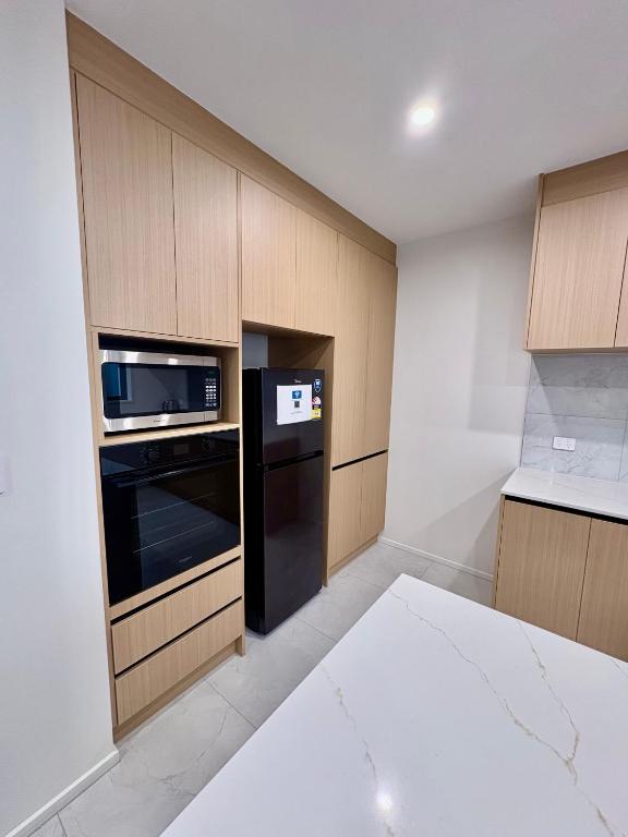 Modern 3BR Escape 3 Private Baths Rare Garage Perfect for Groups - Resim 9