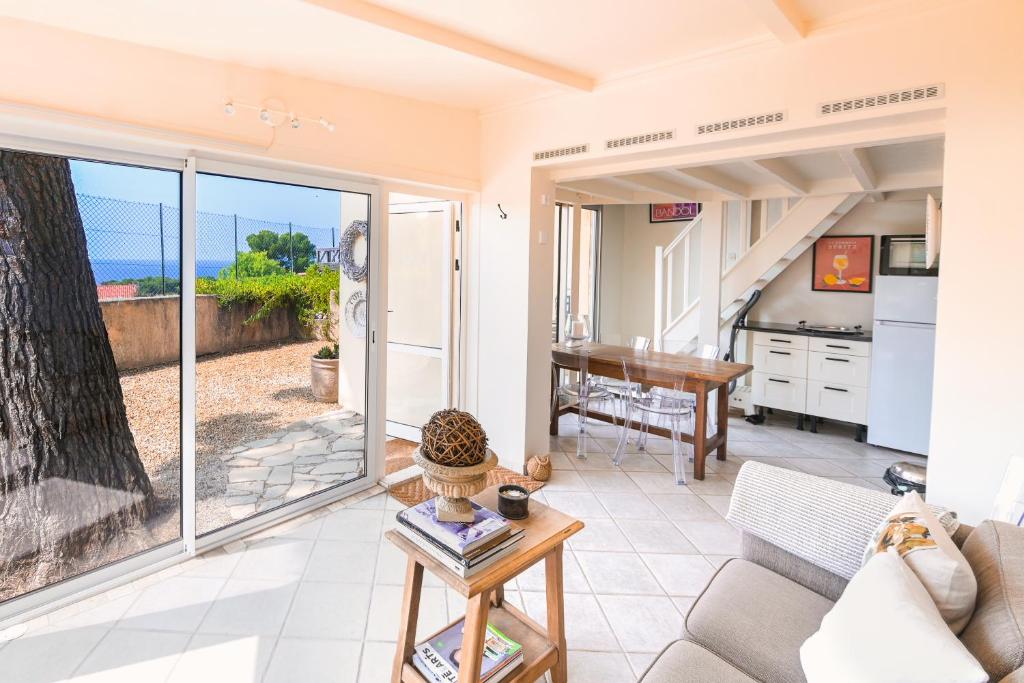 En balkon eller terrasse på Calm private garden seaview shared pool parking