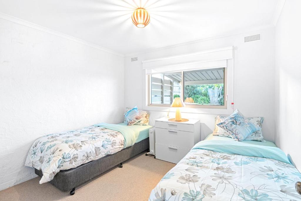 Postel nebo postele na pokoji v ubytování Sandy Toes and Salty Kisses