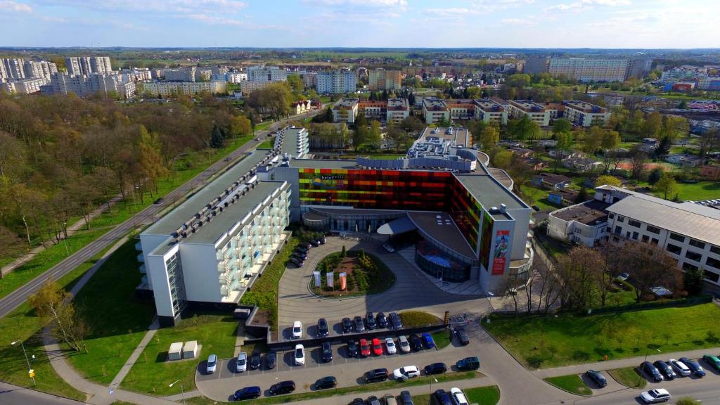 uma vista aérea de um edifício com estacionamento em Apartament Tit Aquarius Spa em Kolobrzeg