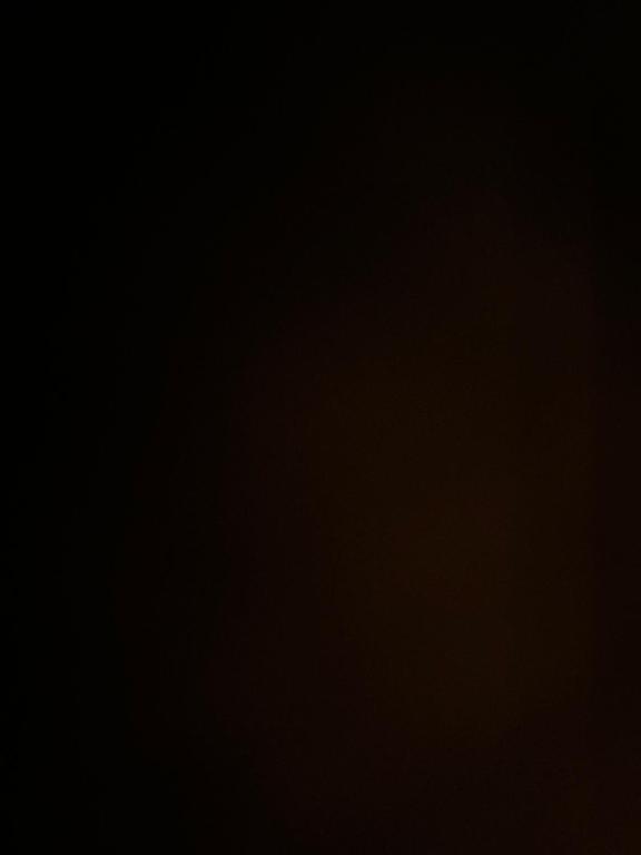 une chambre sombre avec un fond noir dans l'établissement Splendide, à La Celle-sous-Gouzon