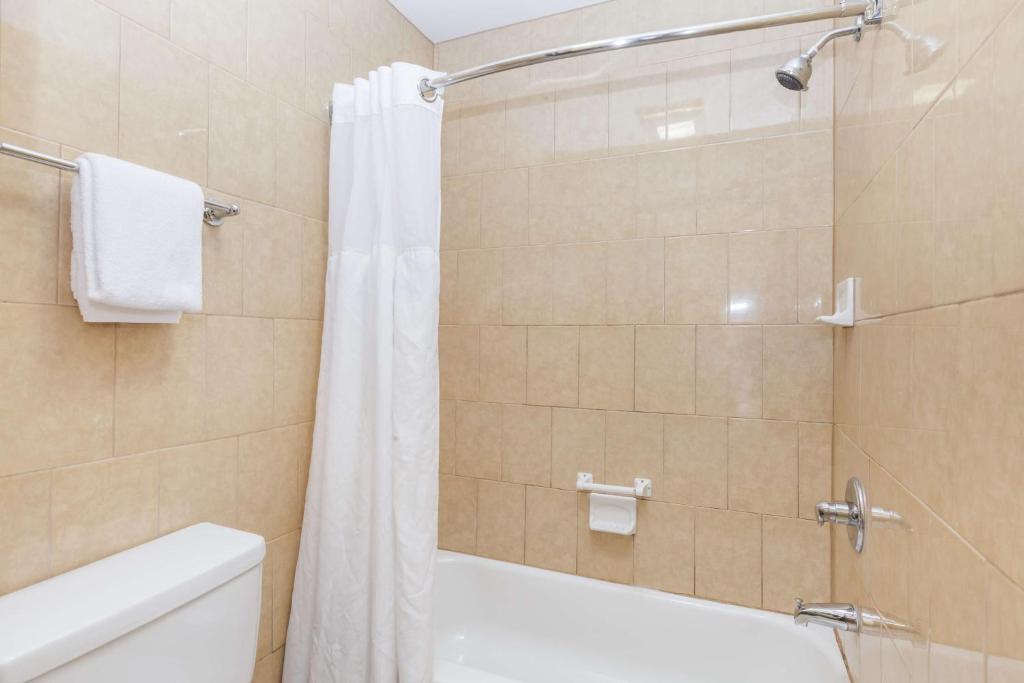 Travelodge by Wyndham Sylmar CA - King Room - Non-Smoking