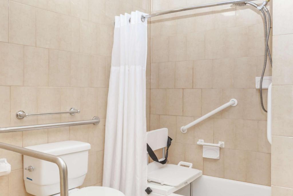 Travelodge by Wyndham Sylmar CA - King Room With Bath Tub - Mobility/Hearing Accessible - Non-Smoking