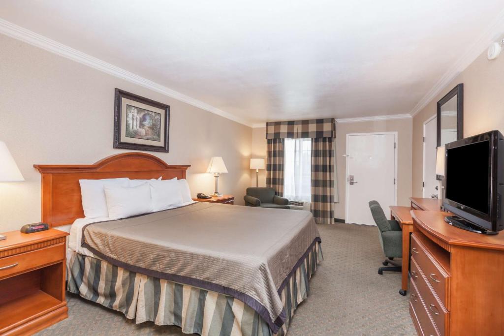 Travelodge by Wyndham Sylmar CA photo