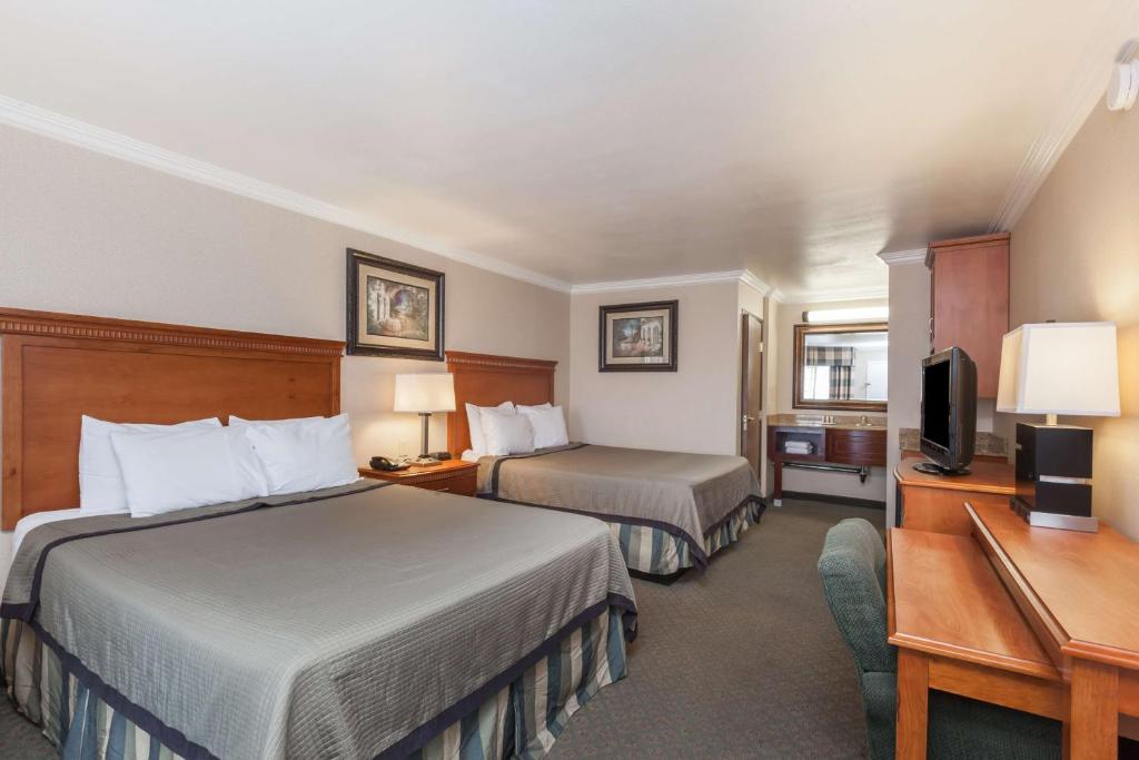 Travelodge by Wyndham Sylmar CA photo