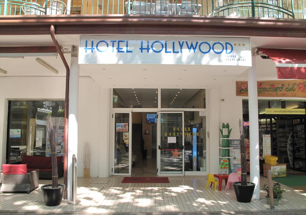 uma frente de loja com uma placa que lê Hotel Hollywood em Hotel Hollywood em Rimini