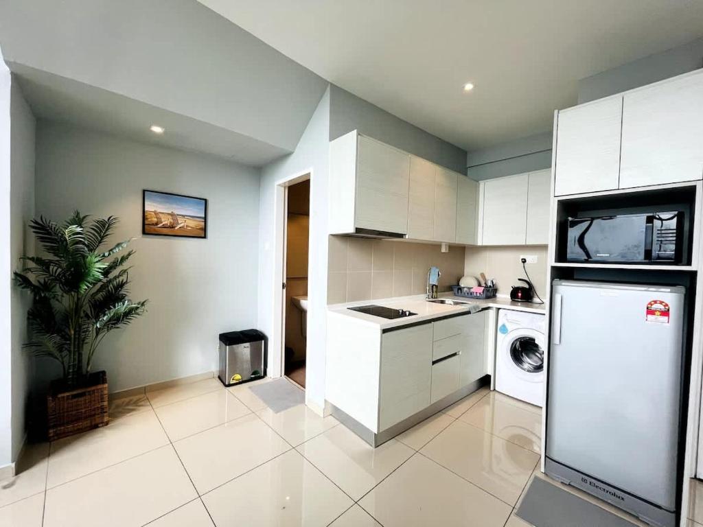 Η κουζίνα ή μικρή κουζίνα στο Tranquil Homes at i-City - WiFi TV Box & 1 Carpark