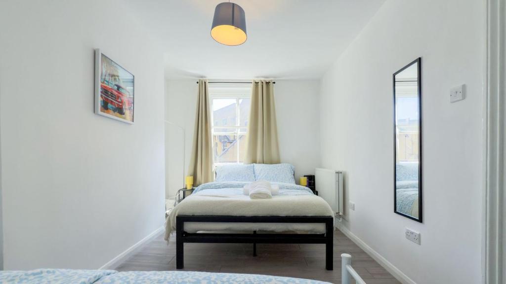 a bedroom with a bed and a window at London Bridge Stays in London