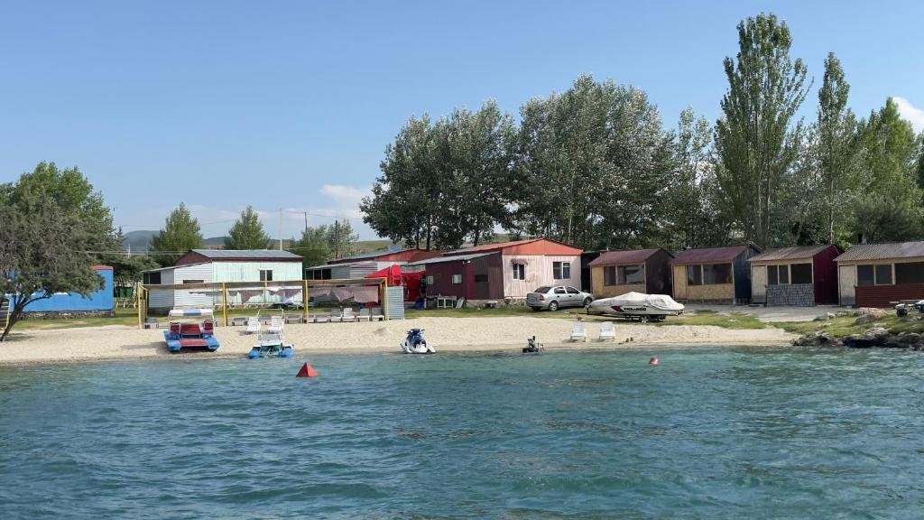 un gruppo di case sulla riva di un corpo idrico di Vik Son Family Beach a Sevan