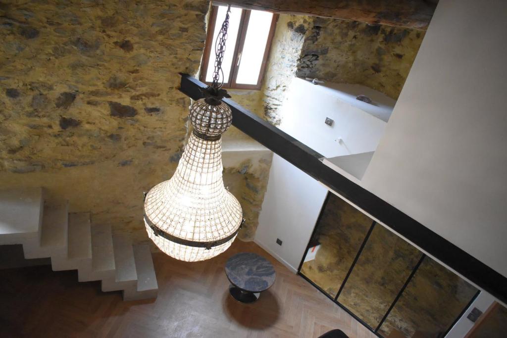 une vue aérienne d'un escalier avec un grand luminaire dans l'établissement Villa de charme en pierre, à San-Martino-di-Lota