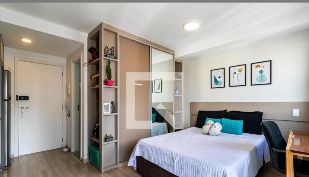 เตียงในห้องที่ Studio no coração da Liberdade, ap 1303
