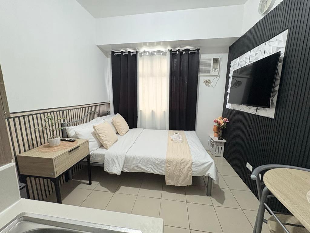 Giường trong phòng chung tại JJMC PLACE 6 With Netflix and Unli Wifi