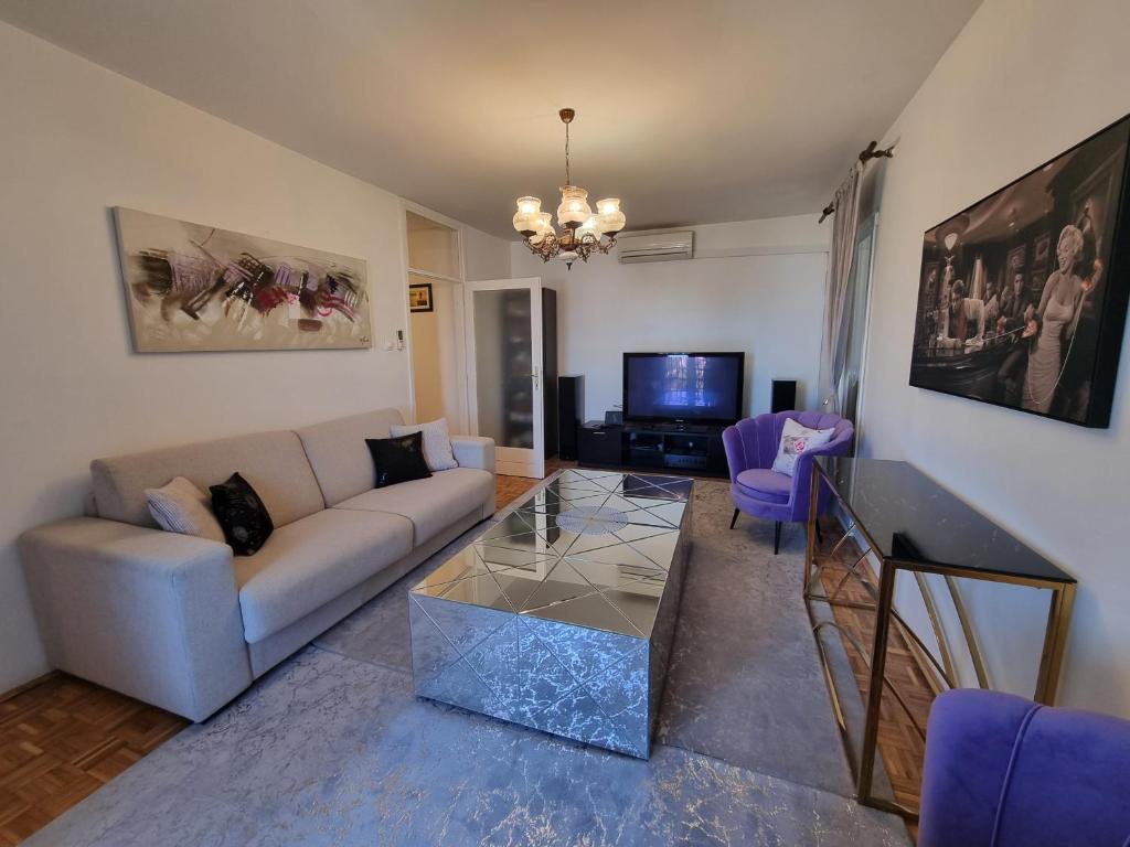 Blue Rose Two Bedroom Apartment with Balcony and Free Parking near Old Town