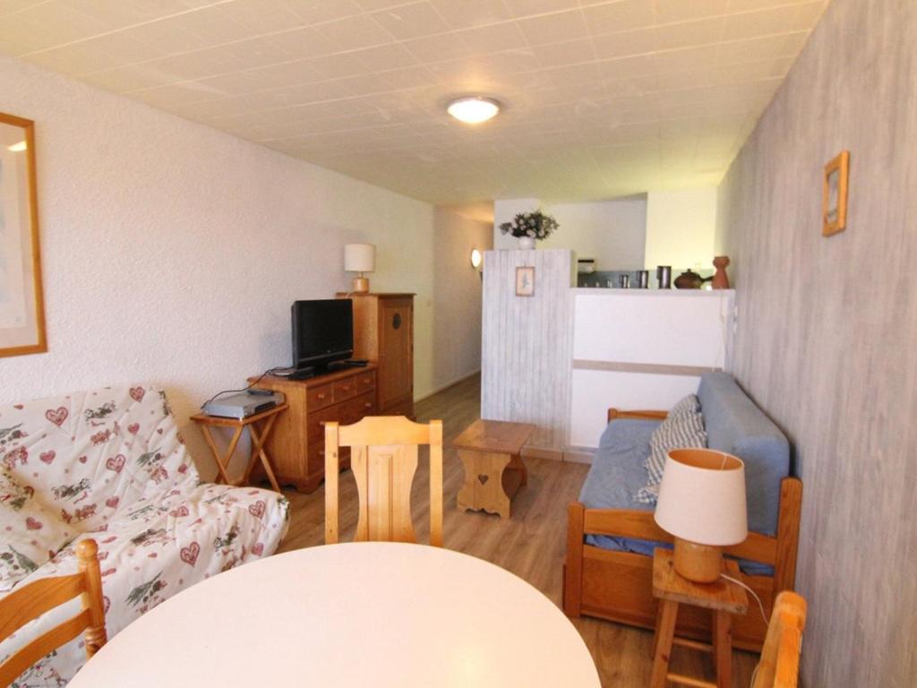 un salon avec un canapé et une table dans l'établissement Studio cosy pour 4 pers. avec balcon S/E, proche pistes du Rif Nel et commerces, quartier Cognet - FR-1-405-45, à L'Alpe-d'Huez
