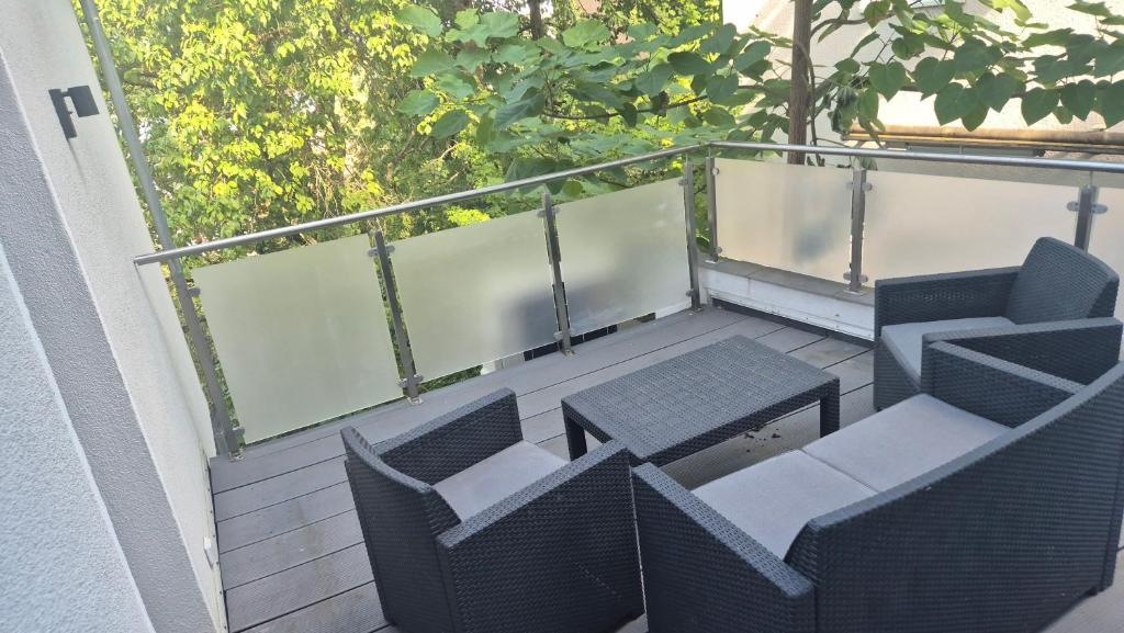 a balcony with chairs and a table on a balcony at Volkspark-3-Zimmer-Wohnung-4 Betten-Mainz in Mainz