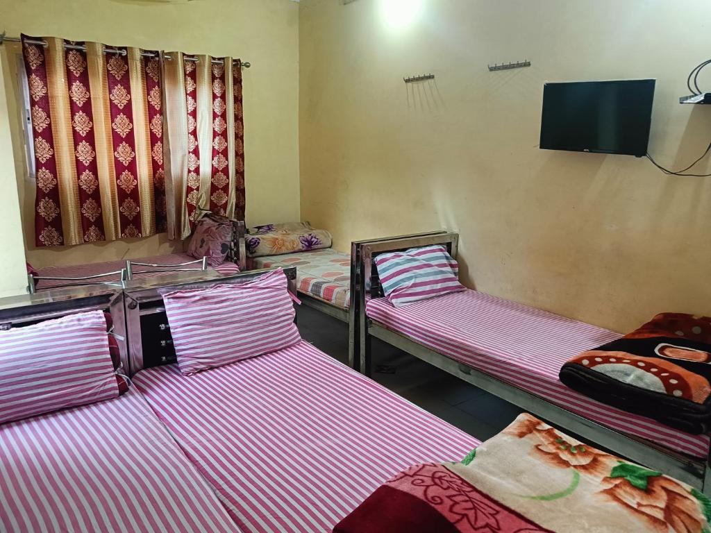Postel nebo postele na pokoji v ubytování Ma manasha lodge