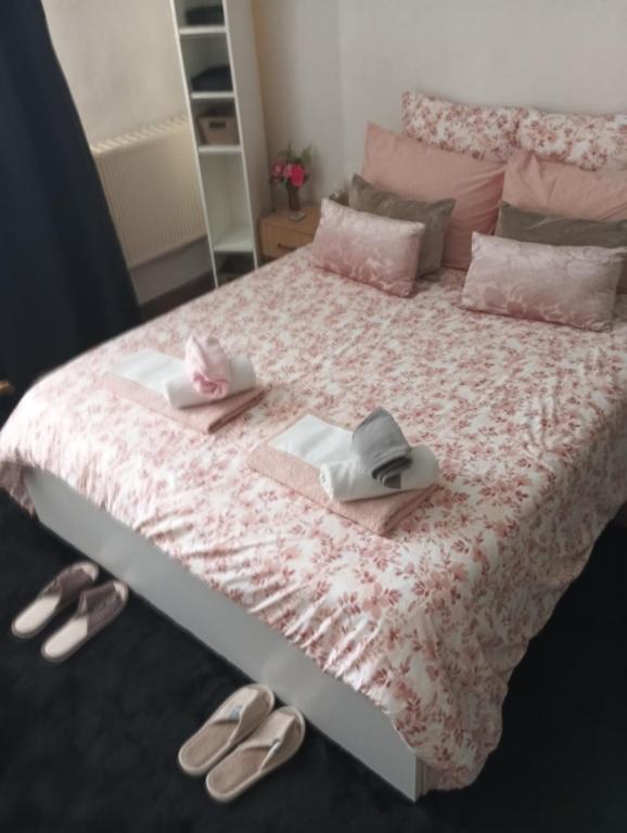 une chambre avec un lit avec des chaussures dessus dans l'établissement flowers room au coeur de saint Ouen parking gratuit, à Saint-Ouen