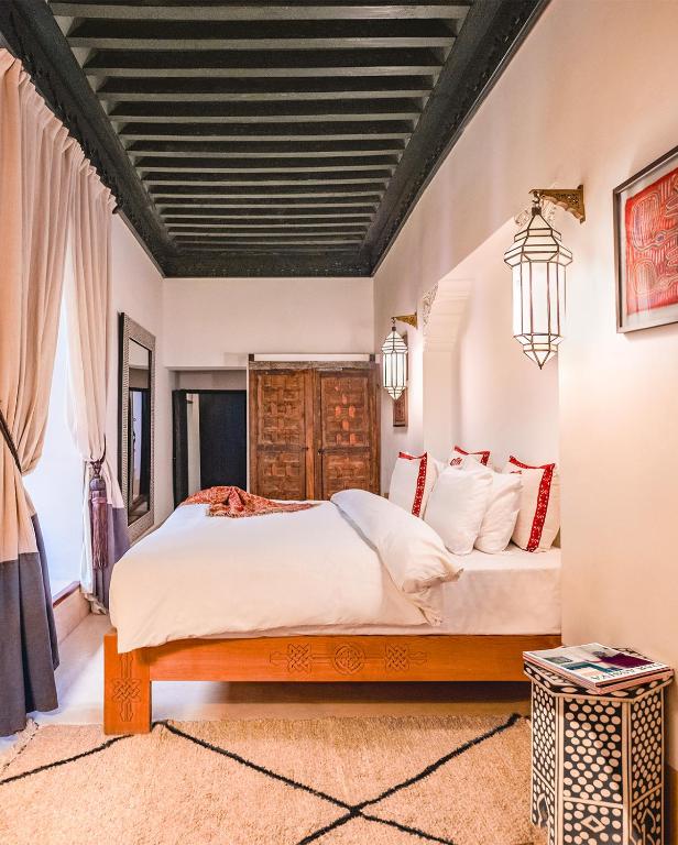 une chambre avec un grand lit avec des draps blancs dans l'établissement Dar Assiya, à Marrakech 41 autres photos