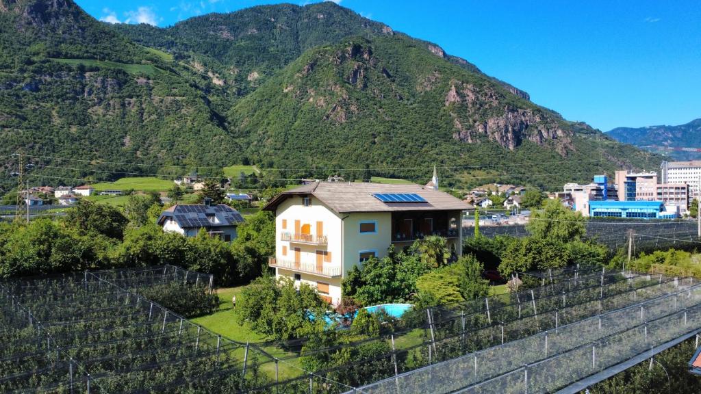 una casa con una montaña al fondo en Gasserhof Bozen, en Bolzano