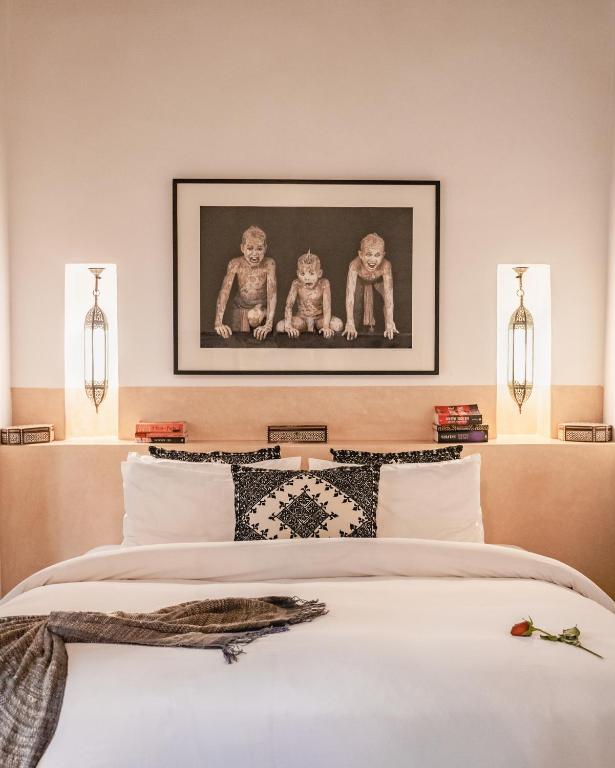 une chambre avec un lit avec trois singes dessus dans l'établissement Dar Assiya, à Marrakech