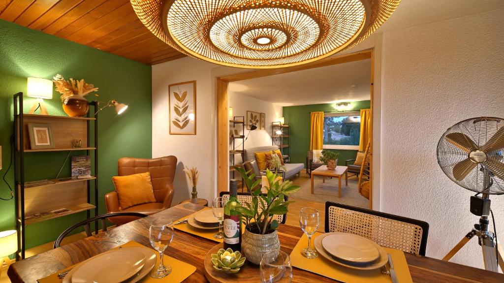 Posezení v ubytování Plant Apartment - Zwischen Schwarzwald und Schwäbischer Alb