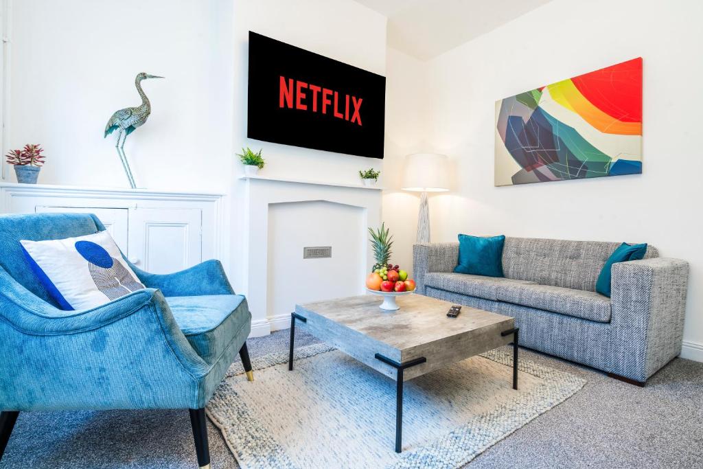una sala de estar con un sofá y una mesa en The Heron by Nesting Hub, en Stoke on Trent