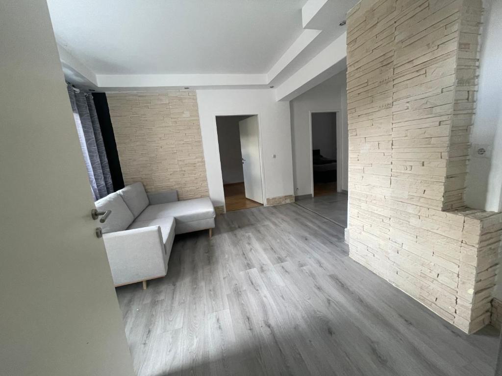 ein Wohnzimmer mit einer Couch und einer Ziegelwand in der Unterkunft Burg Kapfenberg in Kapfenberg