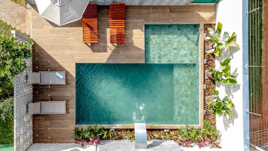a swimming pool next to a wooden wall with at RESORT PARTICULAR perfeito p/ famílias com crianças e grupos in Foz do Iguaçu