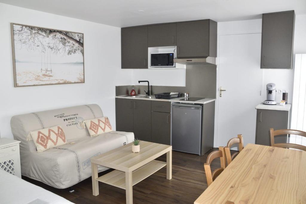a living room and kitchen with a couch and a table at Zen Cottage - Centre ville in Brest