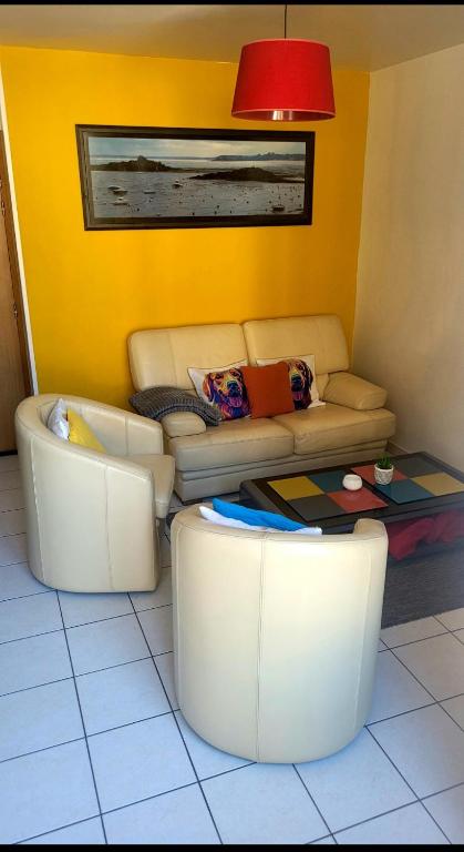 un salon avec un canapé et une table dans l'établissement Apparte Cosy Avec Terrasse Et Parking, à Dinan