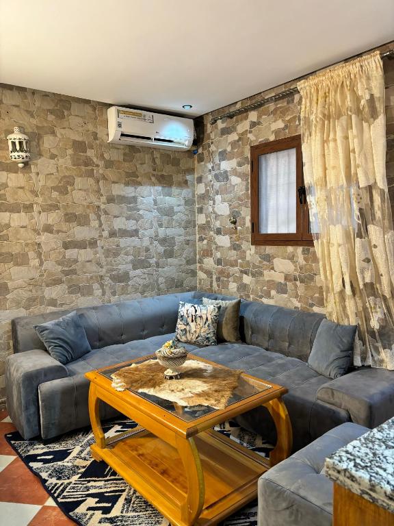 a living room with a couch and a table at Salam appartement climatisé hiver et été in Azrou