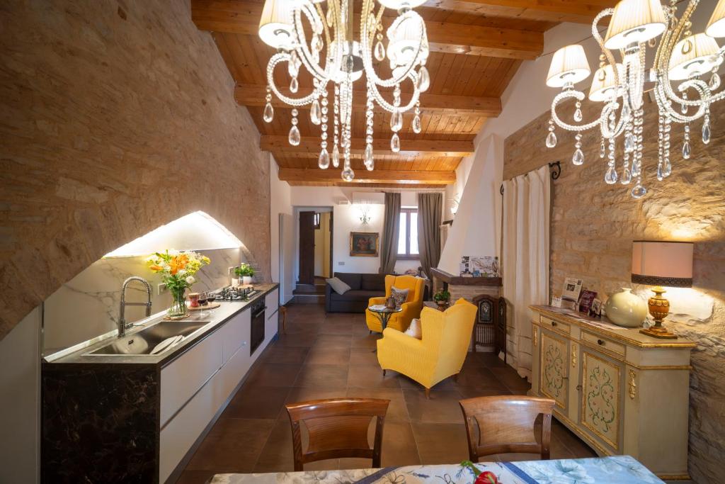 a kitchen and living room with a chandelier at Domus Hispellum in Spello