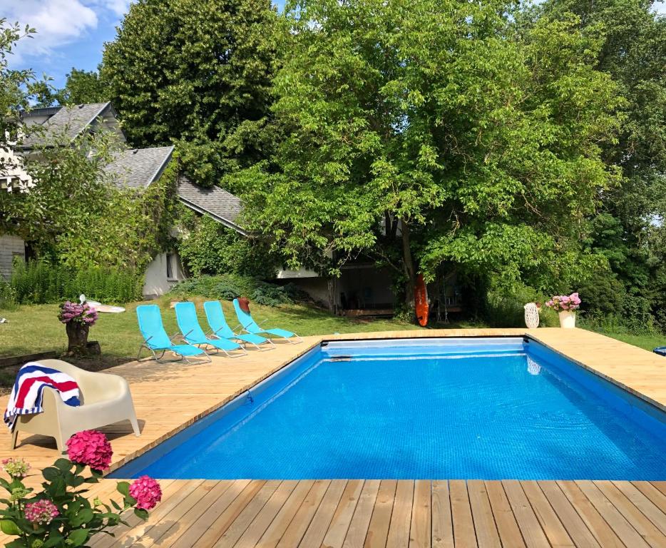 een zwembad met stoelen en een terras met een huis bij Cottage house Lublin in Lublin