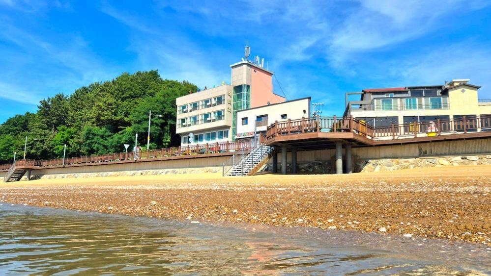 ChanggyŏngiにあるYeongheungdo Haevichi Pensionの海岸の建物