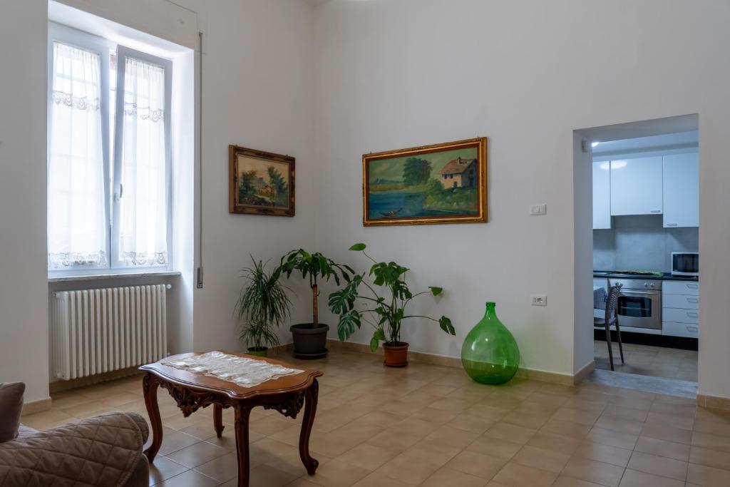 马泰拉La Lanterna Del Sasso的客厅配有桌子和盆栽植物